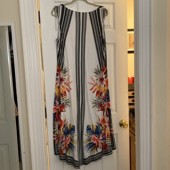 Maxi sleeveless floral dress, comfortable and flowing, fully lined. Size 12-14. - Picture 2 of 4